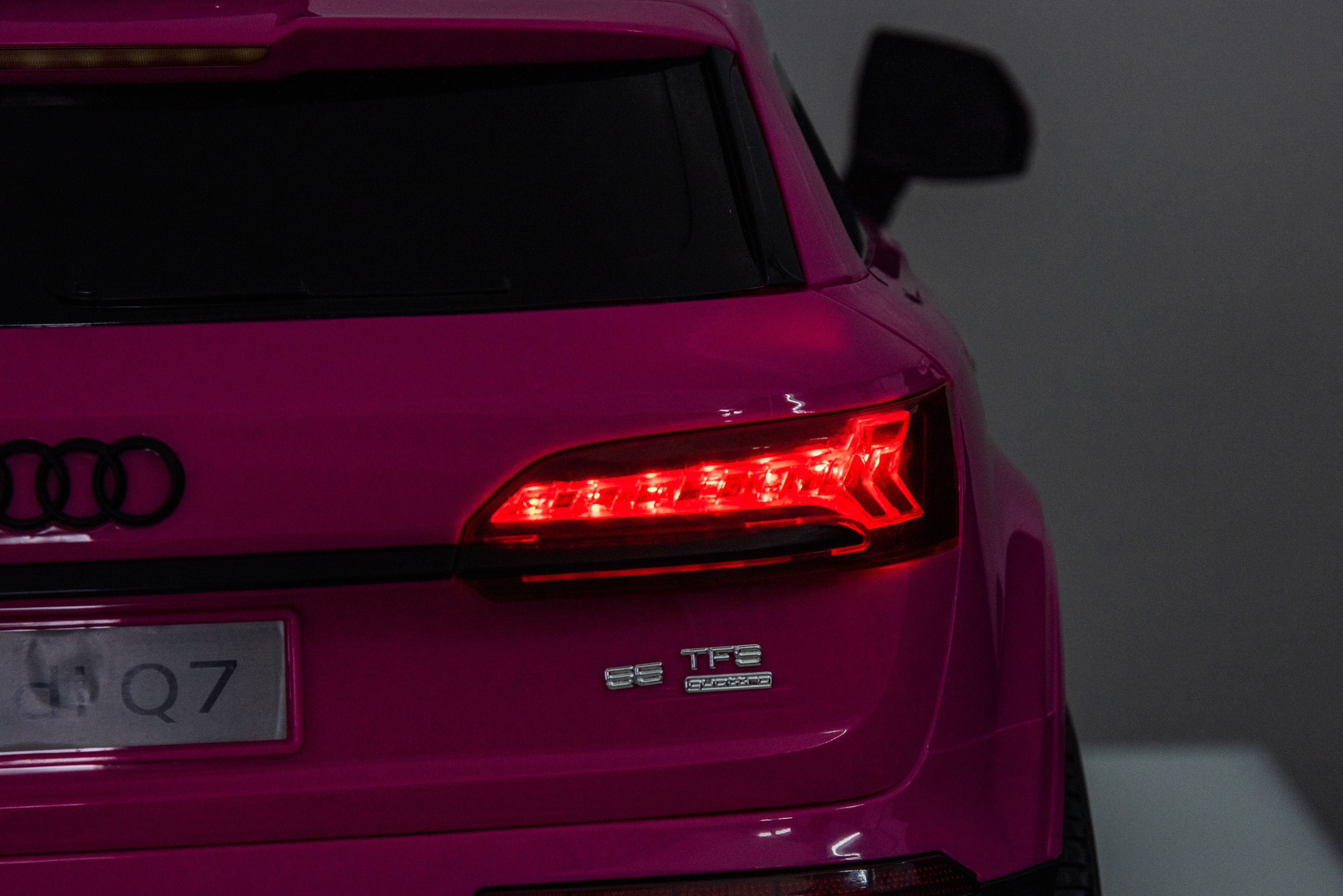 Акумулаторна кола Licensed Audi Q7 Pink — снимка 6